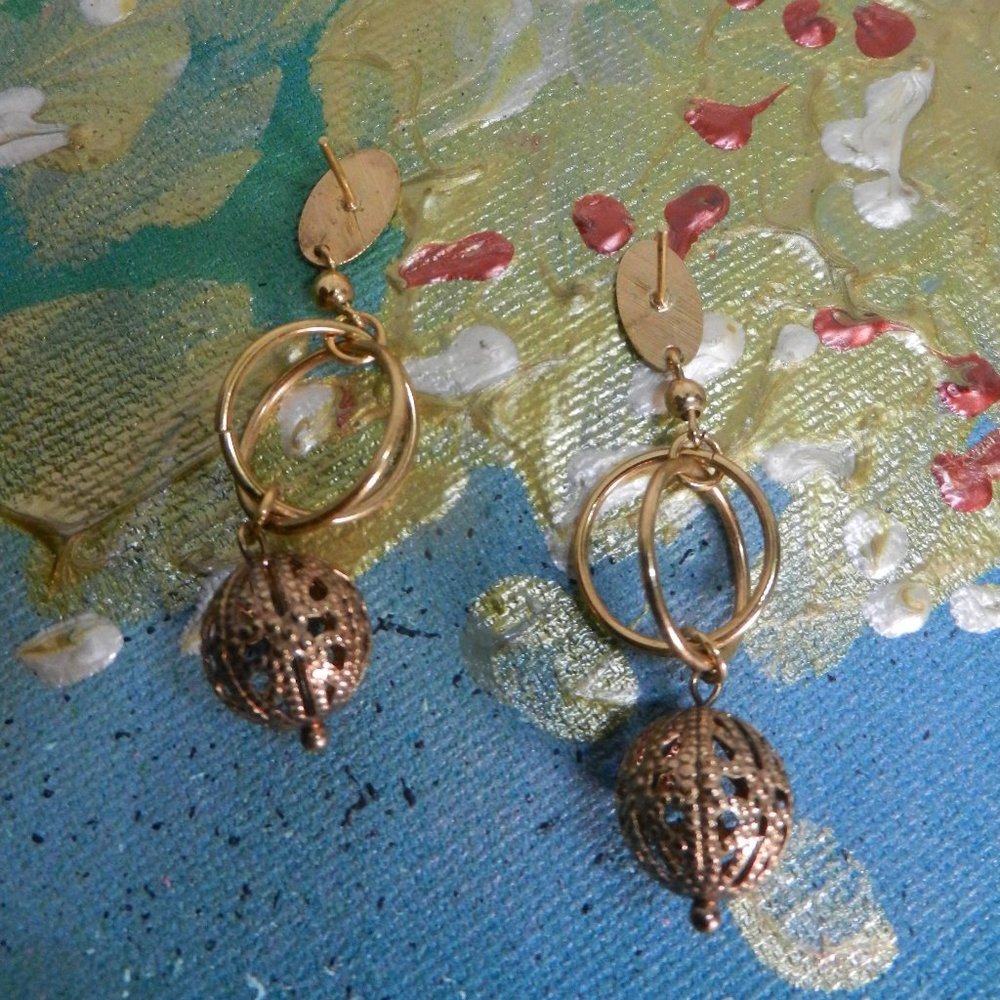 Filigreed gold chandelier pierced earrings gold tone drop and dangle Victorian - Picture 10 of 13